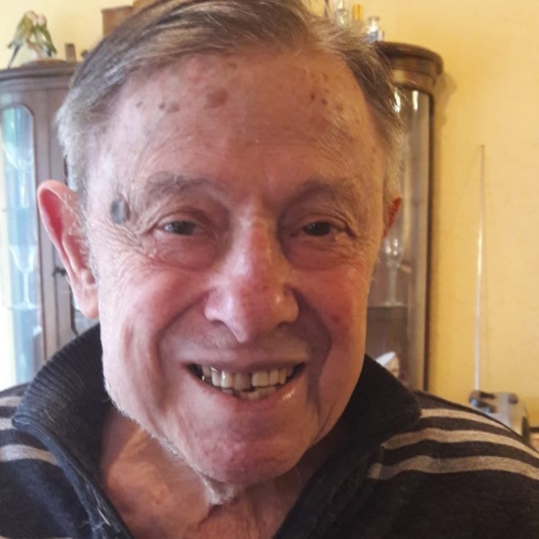 Opa 20 für Goodbye 19 quadrat Auf dem Bild ist das Portrait eines alten Mannes zu sehen. Er hat weiße Haut, graue Haare und lächelt in die Kamera.